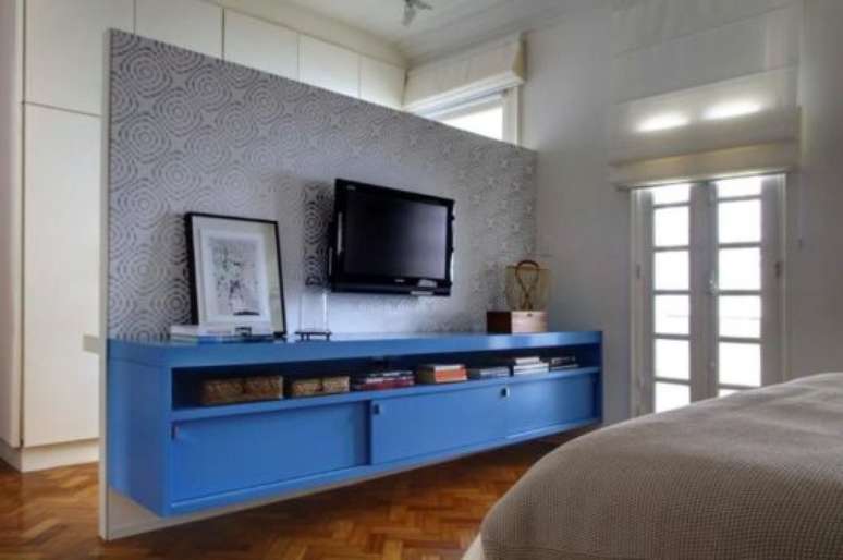 10. Quarto com rack azul e papel de parede no painel &ndash; Foto Pinterest