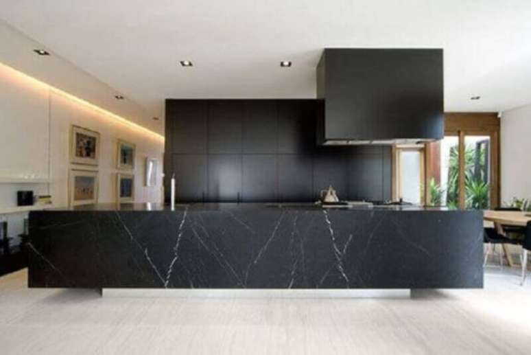65. Cozinha moderna com bancada de mármore preto e armários pretos – Foto Pinterest