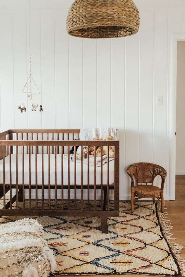 35. Decoração simples de quarto para bebê com lustre rústico – Foto: Houzz