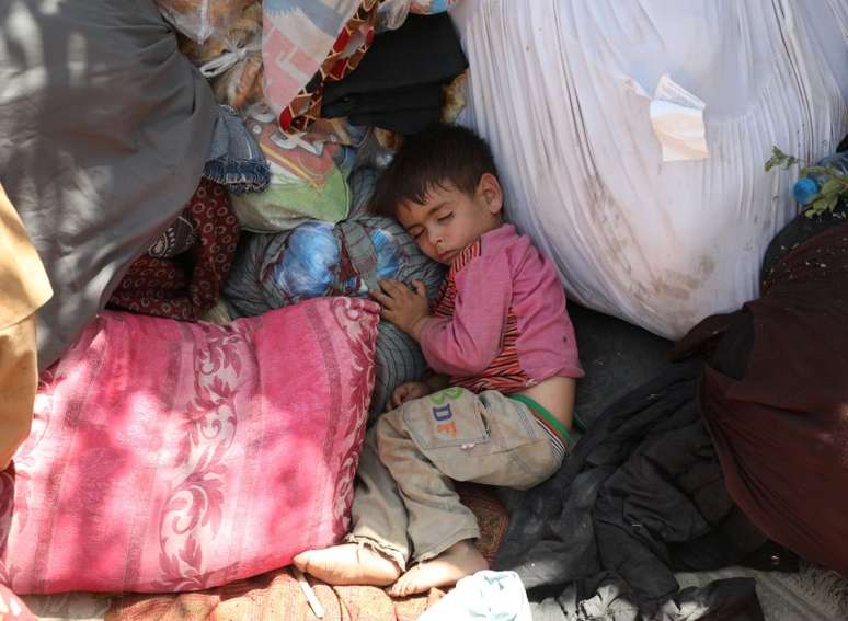 Criança de família deslocada do norte do Afeganistão por violência dorme em parque de Cabul
10/08/2021
REUTERS/Stringer