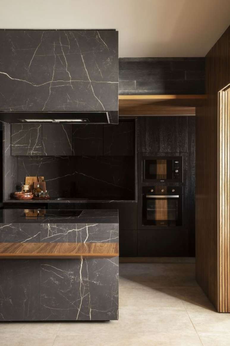 24. Churrasqueira gourmet na cozinha planejada e chique com revestimento de m&aacute;rmore &ndash; Foto MFmaisaquitetos