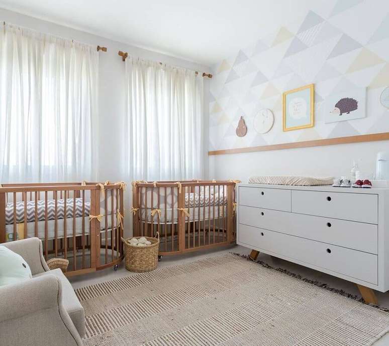 19. Decoração de quarto para bebê com berços de madeira e cômoda branca retrô – Foto: Jeito de Casa