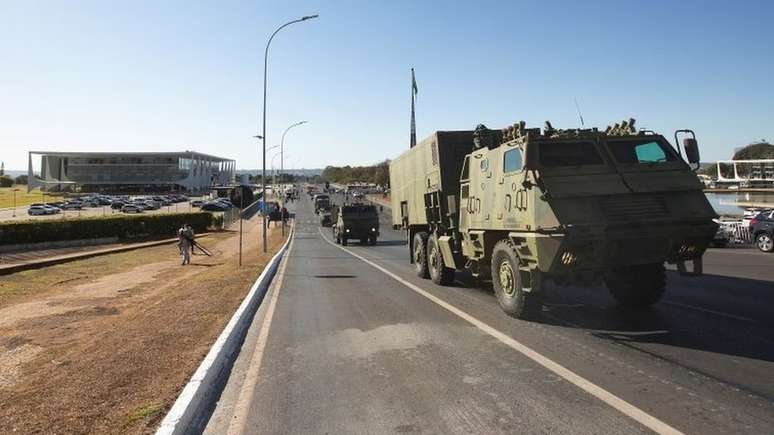 Cerca de 30 tanques militares passaram pelo Congresso Nacional, Supremo e Palácio do Planalto nesta terça (10)