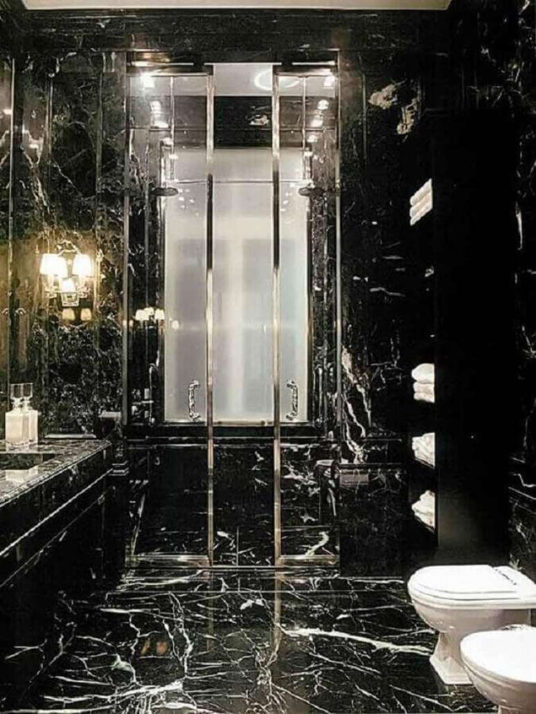 20. Banheiro de mármore preto com box de vidro – Foto Pinterest