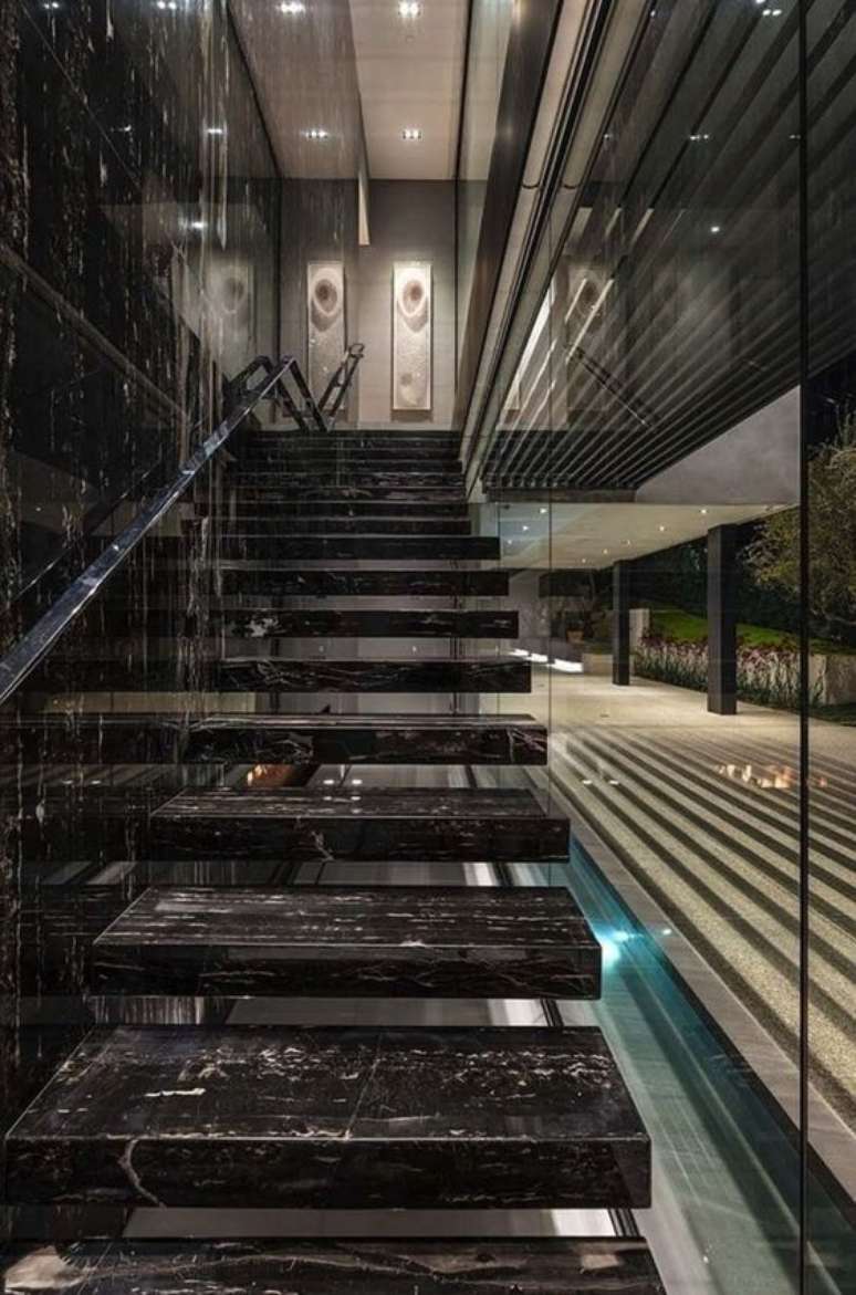 39. Escada com mármore preto chique – Foto One Kindesign