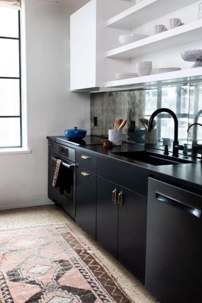 41. Marmore preto absoluto para a cozinha moderna – Foto Domino Magazine