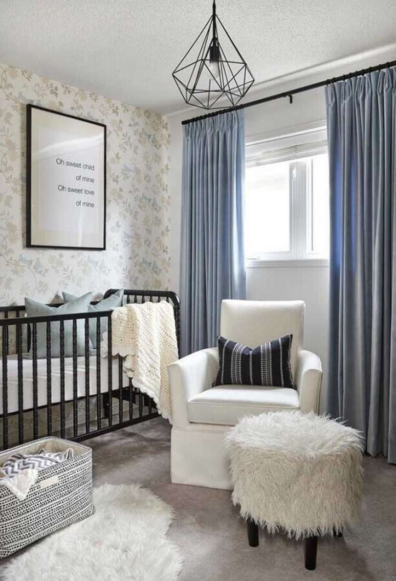 23. Decoração de quarto para bebê com poltrona branca e cortina cinza – Foto: Houzz