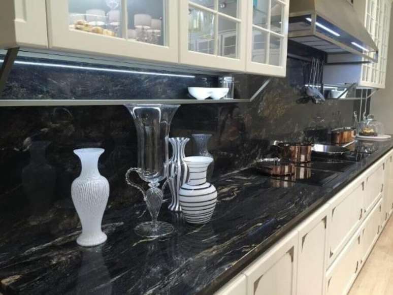 15. Bancada de mármore na cozinha moderna com armários brancos e vasos de vidro – Foto Bupa Mmalaysia
