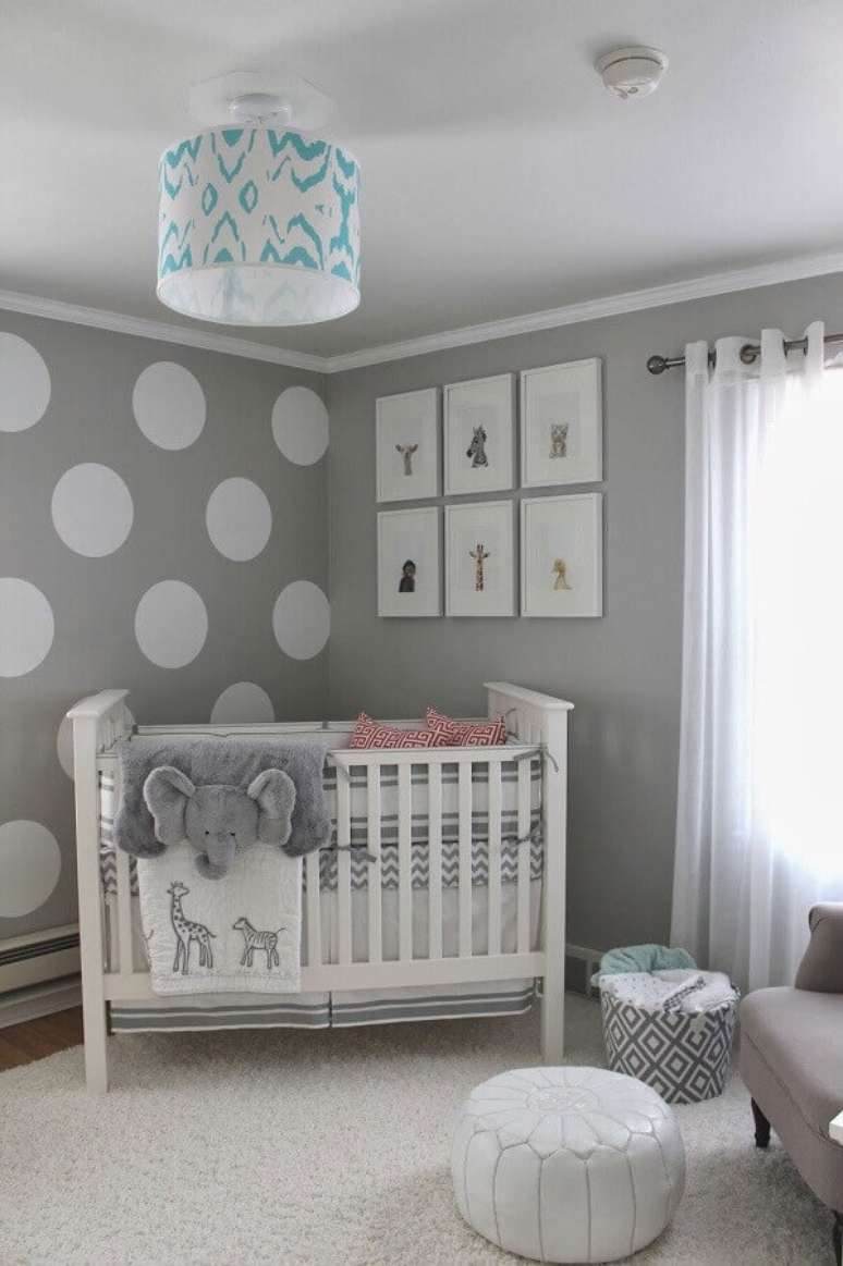 50. Quarto decorado para bebê cinza e branco com papel de parede de bolinhas – Foto: Pinterest