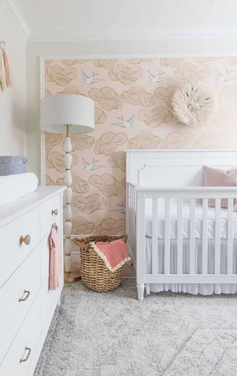 53. Quarto para bebê feminino decorado com abajur de chão e papel de parede delicado – Foto: We Heart It