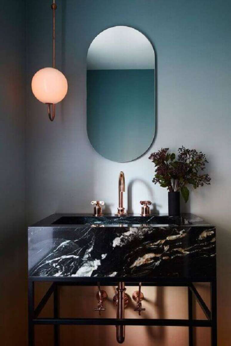25. Banheiro com m&aacute;rmore preto e decora&ccedil;&atilde;o moderna &ndash; Foto Nicole Franzen