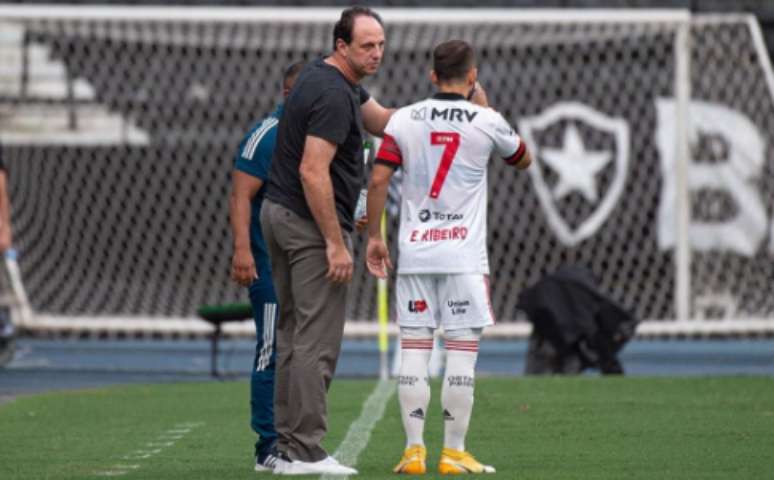 Everton conversa com Ceni (Foto: Alexandre Vidal / Flamengo)