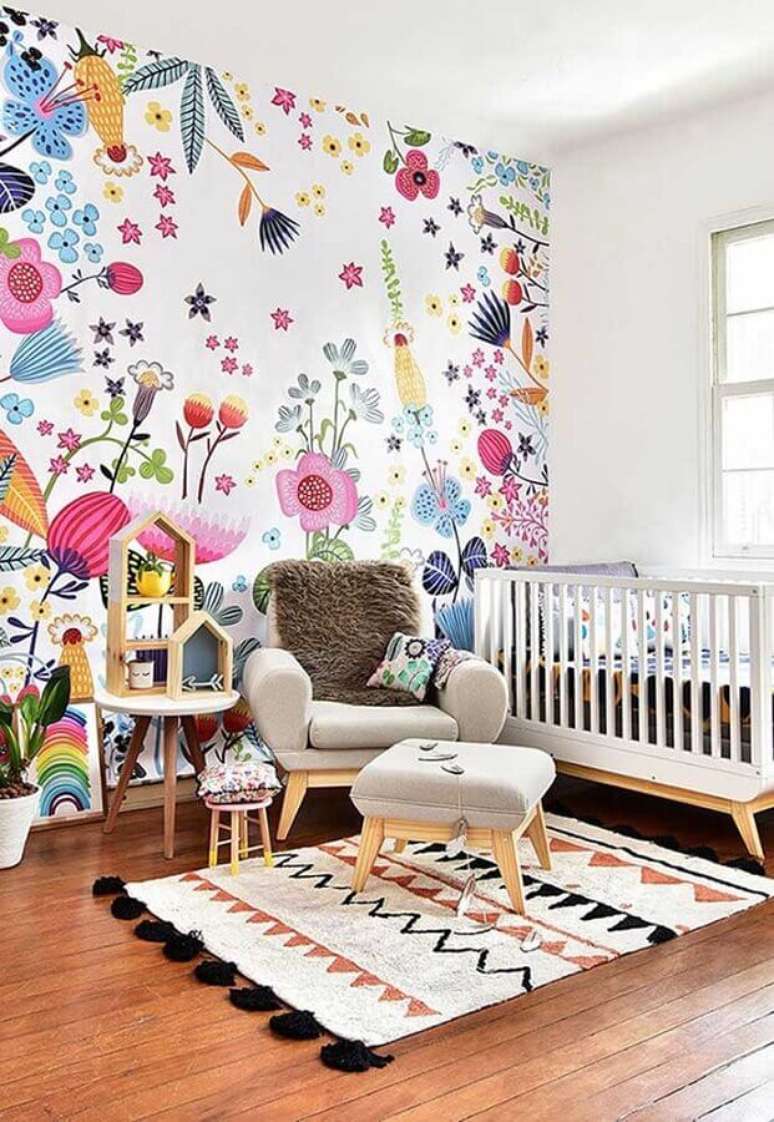 41. Papel de parede infantil colorido para decoração de quarto para bebê – Foto: Home Fashion Trend