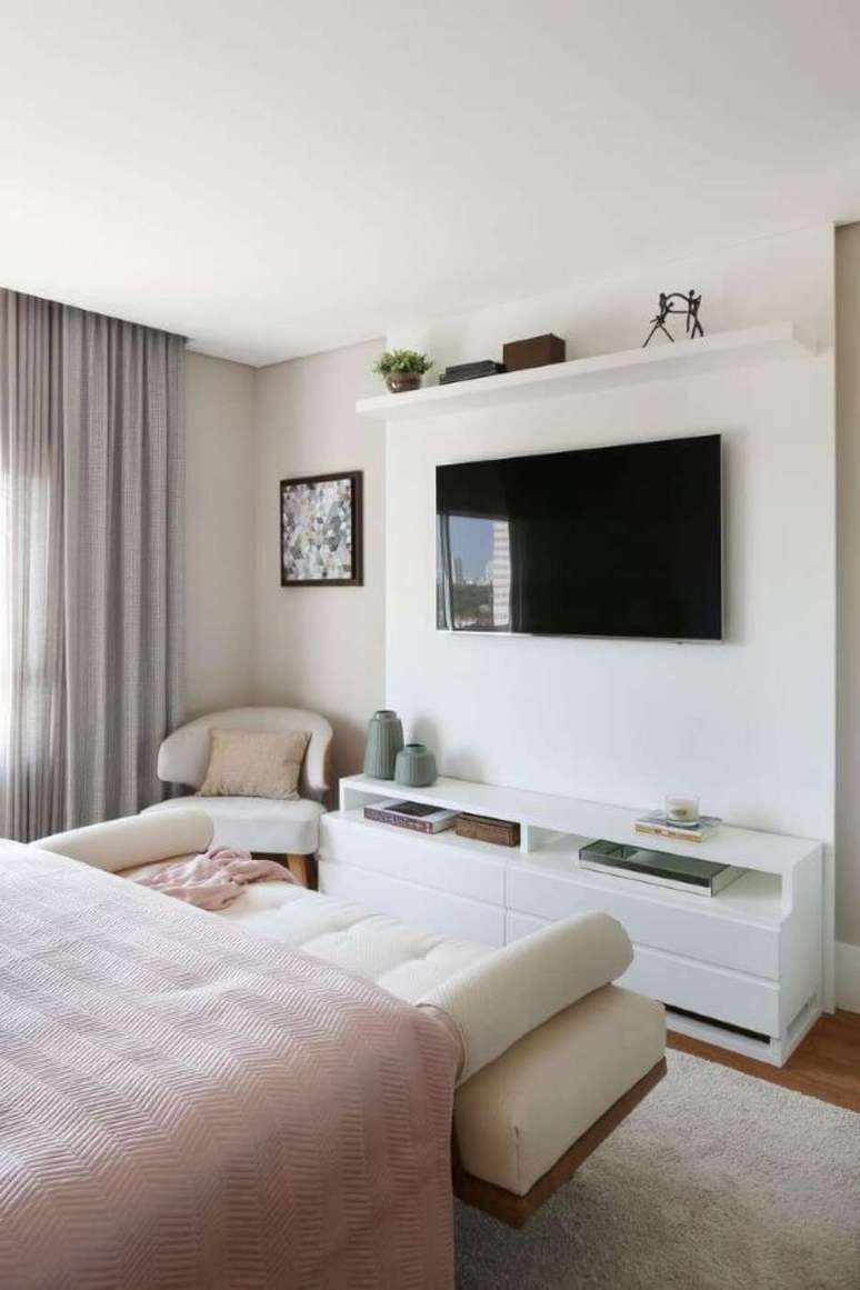 19. Rack branco para quarto delicado com roupa de cama rosa – Foto Bijoux To Cara
