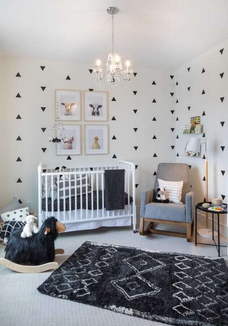 15. Decoração de quarto para bebê branco e cinza com adesivos de parede – Foto: Pinterest