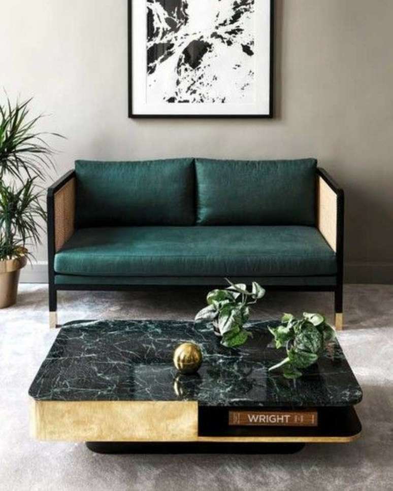 52. Mesa de centro de mármore preto e sofá verde – Foto Pinterest