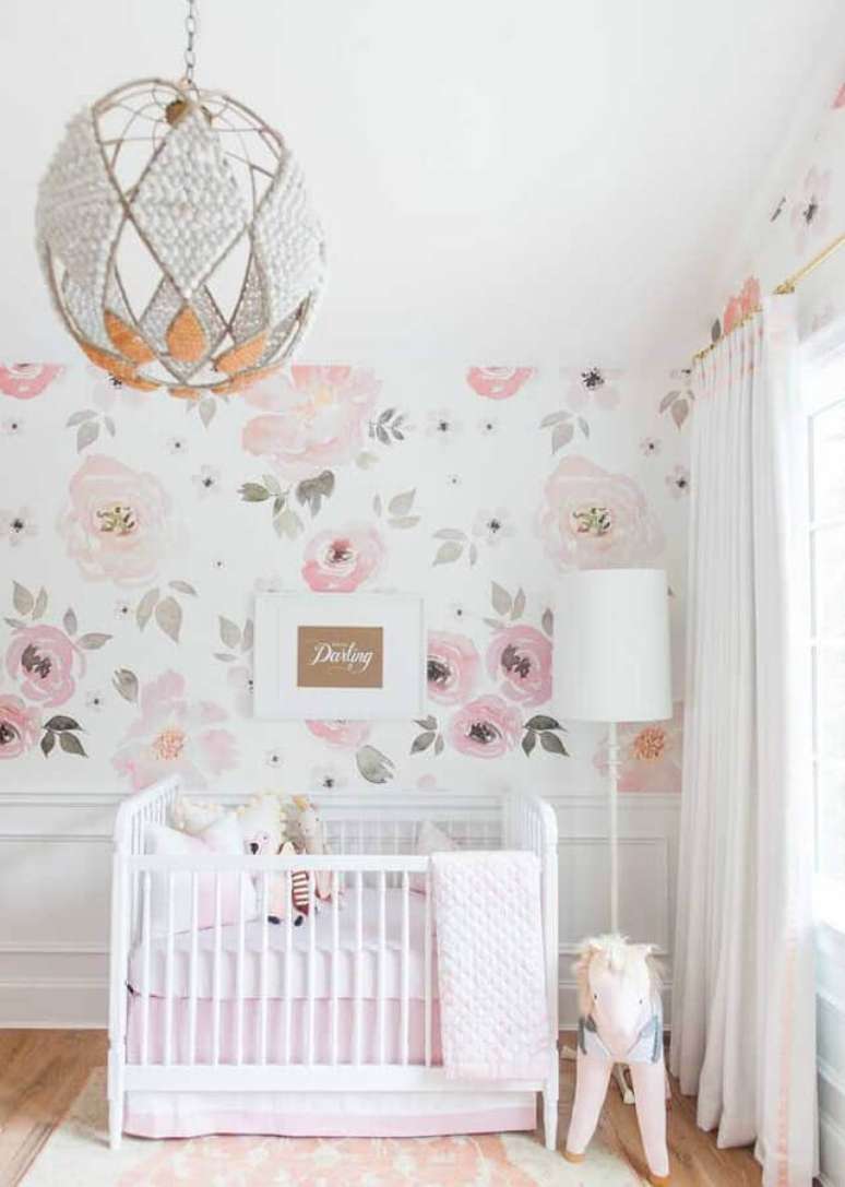 40. Papel de parede floral para decoração de quarto para bebê feminino branco – Foto: Home Fashion Trend