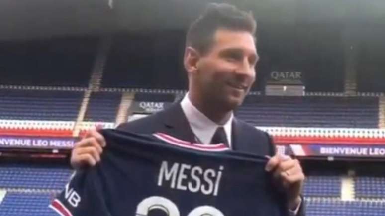 Lionel Messi posou para fotos com a camisa do PSG no Parque dos Príncipes (Foto: Reprodução)