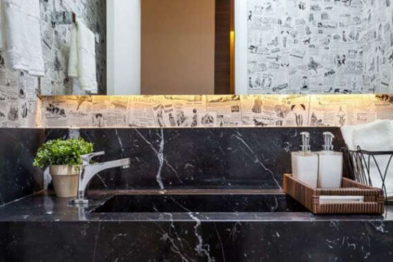 6. Lavabo com pia de m&aacute;rmore na cor preta e papel de parede criativo &ndash; Foto Raduan Arquitetura