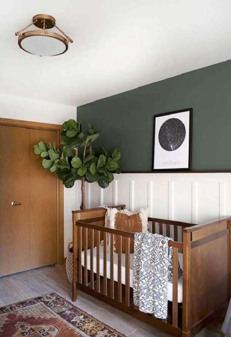 29. Decoração de quarto para bebê rústico com vaso de planta grande e berço de madeira – Foto: Pinterest