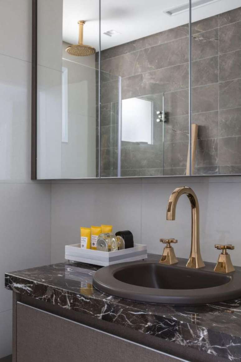 34. Decoração de banheiro simples com espelheira e bancada de mármore – Foto Barbara Dundes