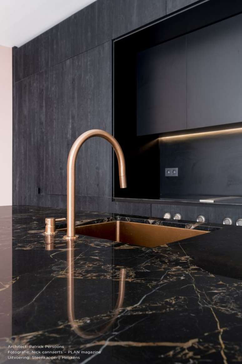 43. M&aacute;rmore preto e dourado para cozinha moderna &ndash; Foto Beltrami