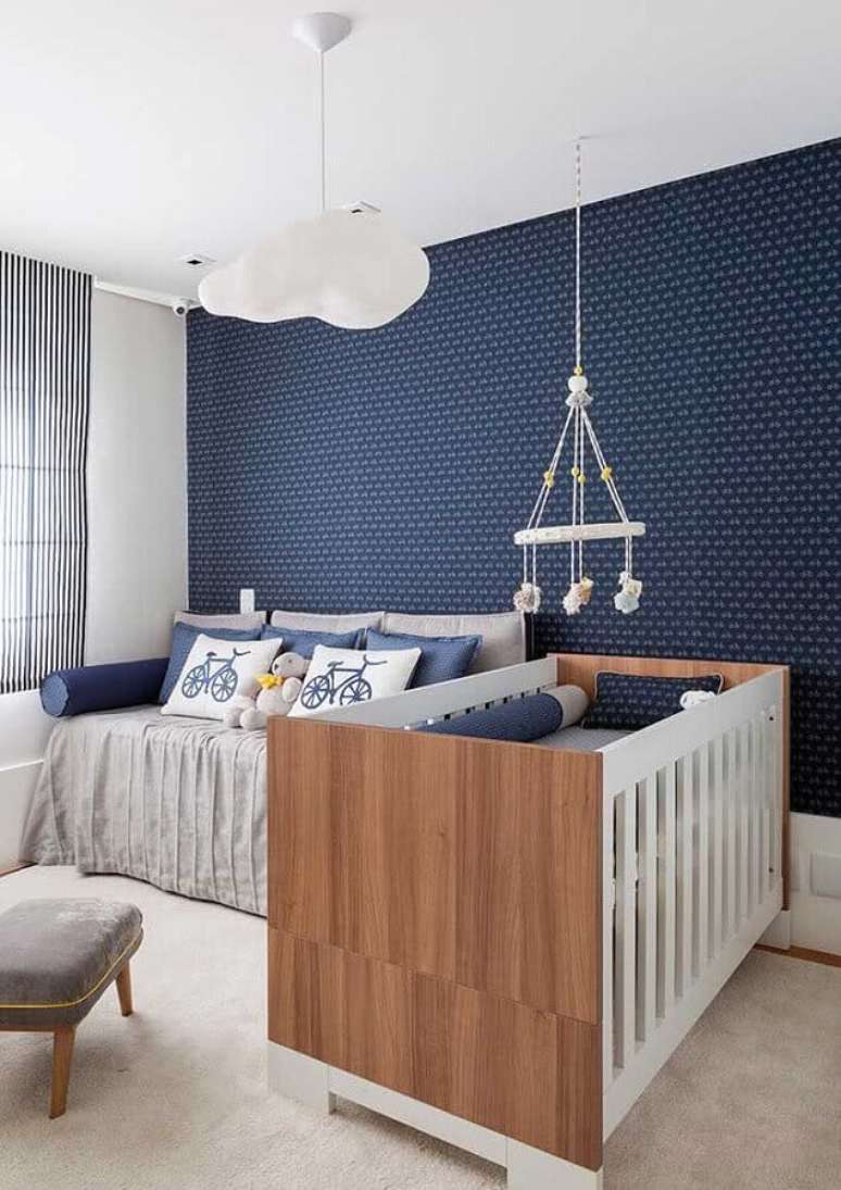 58. Quarto para bebê masculino decorado com papel de parede azul marinho e lustre nuvem – Foto: Últimas Decoração