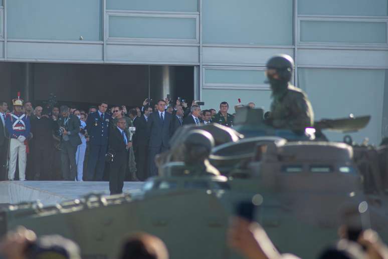 Presidente Jair Bolsonaro recebeu, nesta terça-feira (10), no Palácio do Planalto, em Brasília (DF), o convite para participar do treinamento da Marinha, que será no dia 16 de agosto