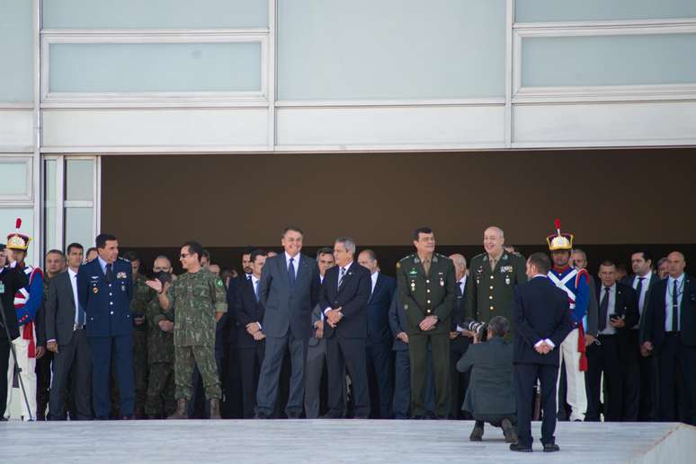 O presidente Jair Bolsonaro recebeu, nesta terça-feira (10), no Palácio do Planalto, em Brasília (DF), o convite para participar do treinamento da Marinha, que será no dia 16 de agosto, na cidade de Formosa (GO). Houve um desfile de tanques e blindados da Marinha pela Esplanada dos Ministérios na parte da manhã desta terça-feira