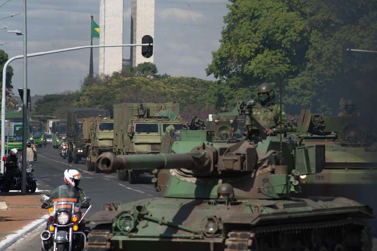 Desfile de tanques e blindados da Marinha pela Esplanada dos Ministérios