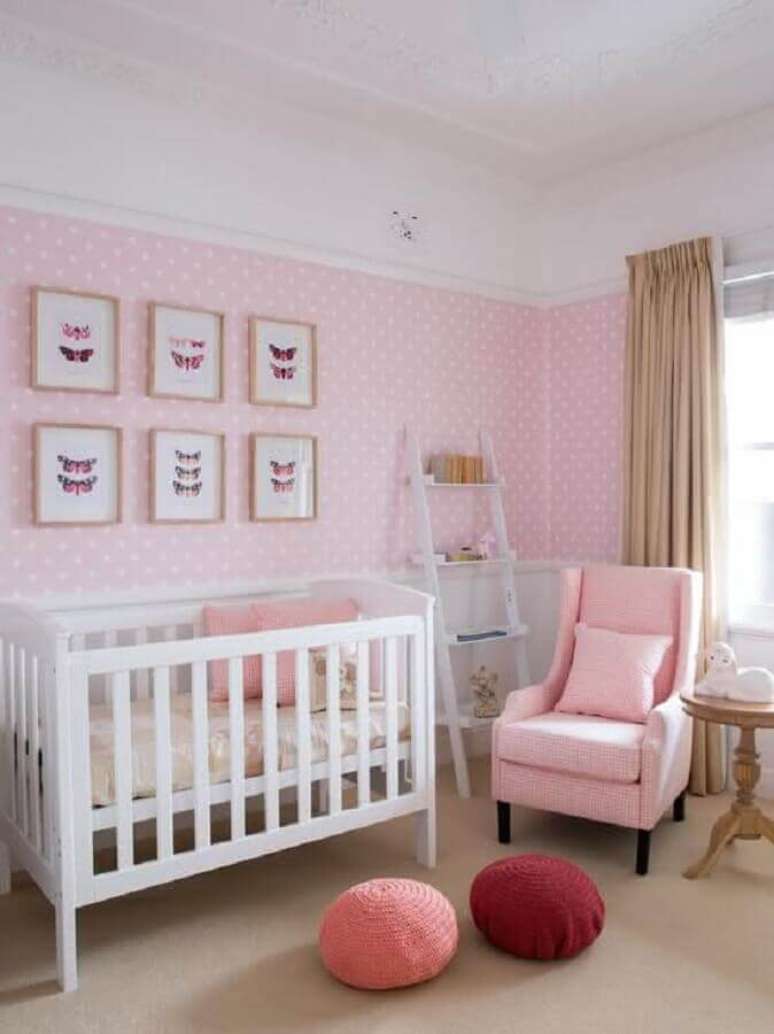 27. Decoração de quarto para bebê feminino branco e rosa com papel de parede de bolinhas – Foto: Home Decoration & More