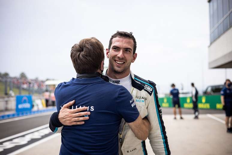 Jost Capito abraça Nicholas Latifi após os primeiros pontos do canadense na F1 