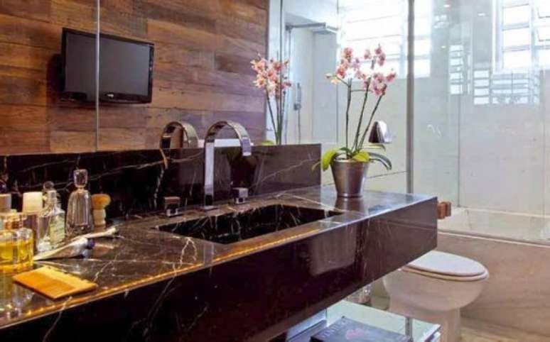 63. Banheiro com pedra de m&aacute;rmore preto e espelho na parede -Foto Decor Salteado