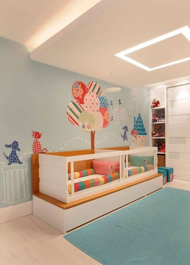 13. Decoração colorida com jogo de quarto para bebê gêmeos – Foto: Pinterest