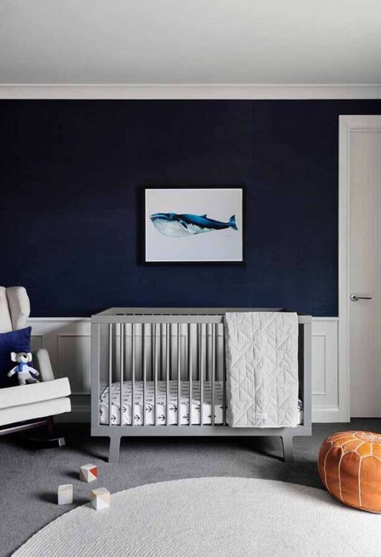 6. Decoração de quarto para bebê masculino com parede azul marinho e berço cinza – Foto: Houzz