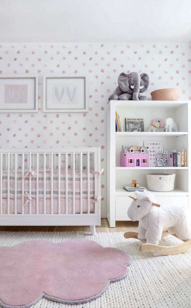 39. Papel de parede de bolinhas para decoração de quarto para bebê feminino branco e lilás – Foto: Últimas Decoração
