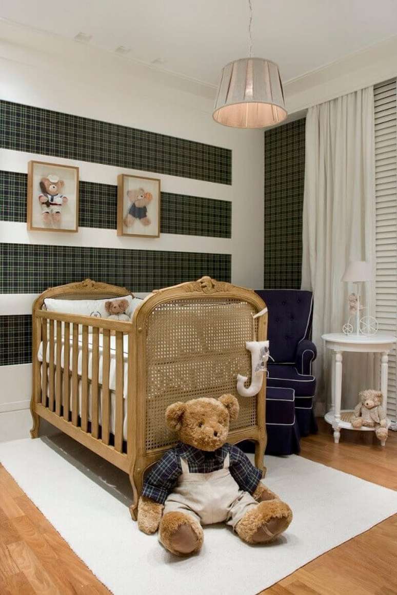 2. Decoração de quarto para bebê com papel de parede xadrez e berço provençal – Foto: Home Fashion Trend