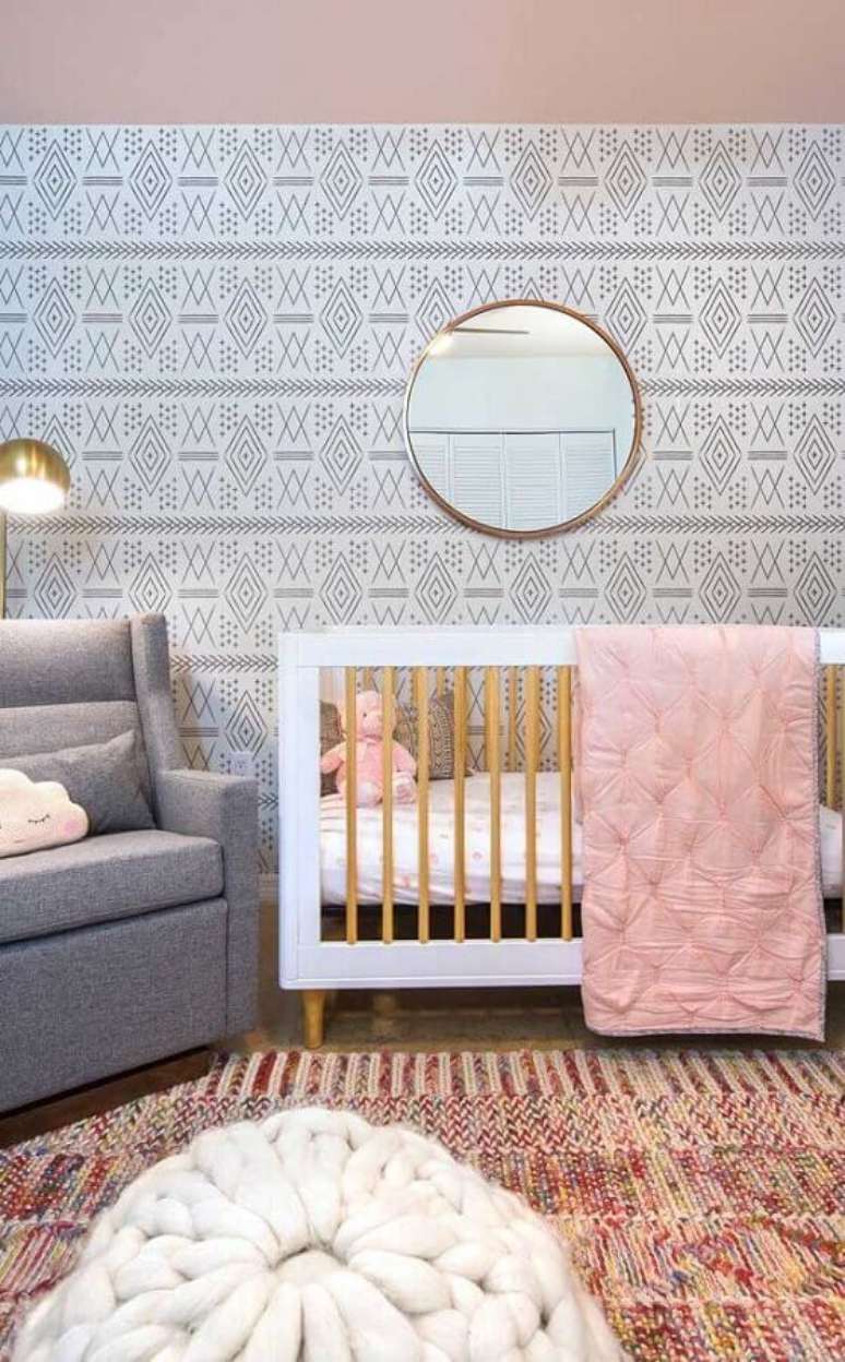 56. Quarto para bebê feminino decorado com papel de parede delicado e espelho redondo – Foto: Casa de Valentina