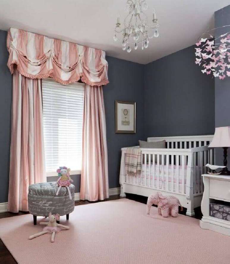 7. Decoração de quarto para bebê feminino cinza e rosa – Foto: We Heart It