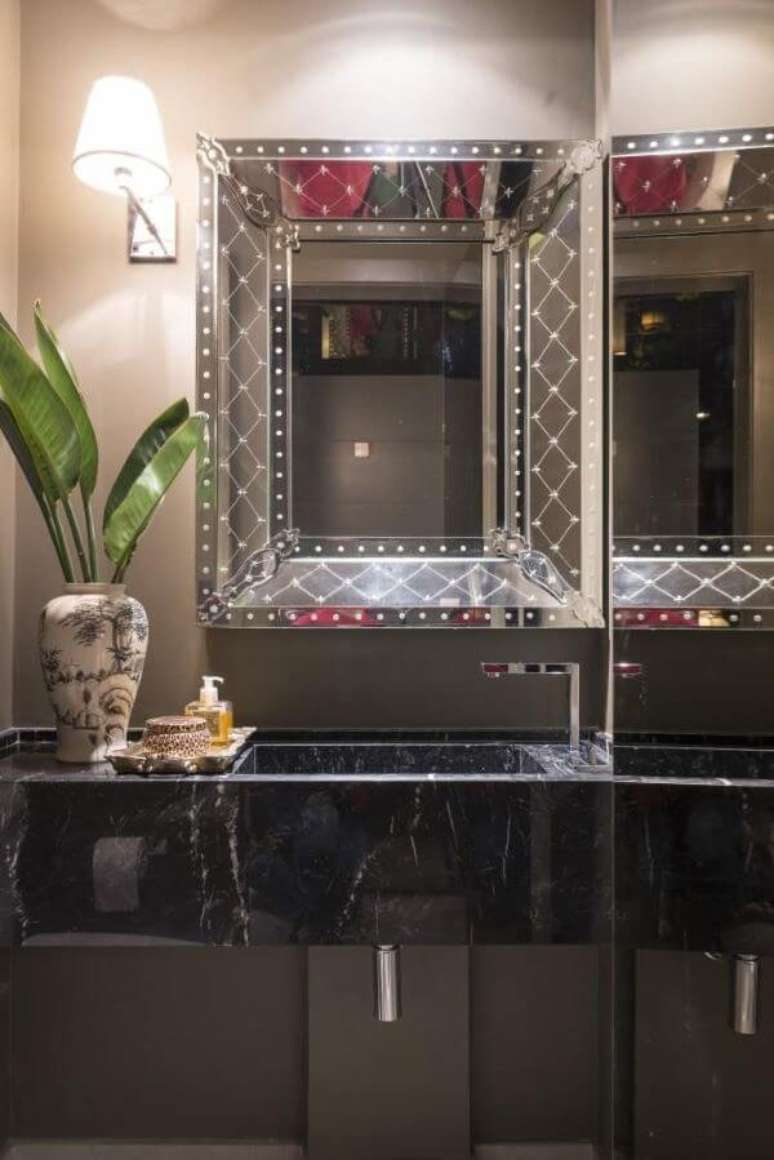 38. Banheiro com bancada de mármore e espelho chique – Foto Mauricio Karam