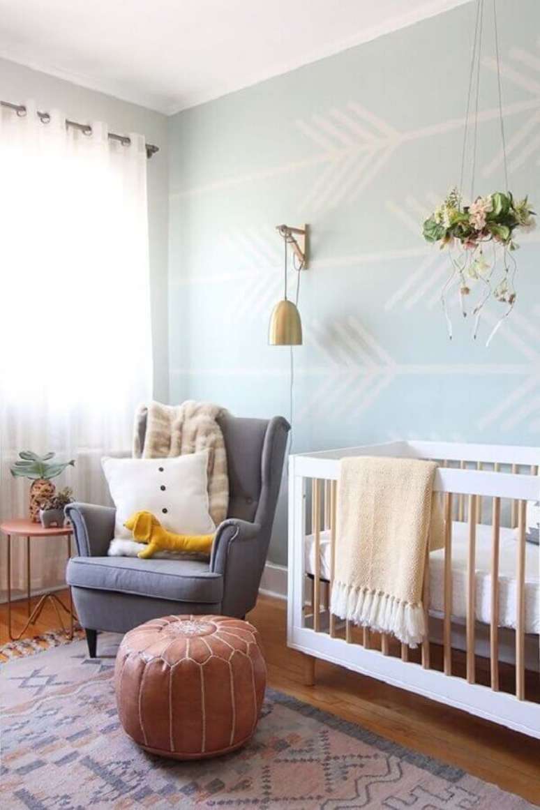 46. Poltrona cinza para decoração de quarto para bebê com puff redondo de couro – Foto: Pinterest