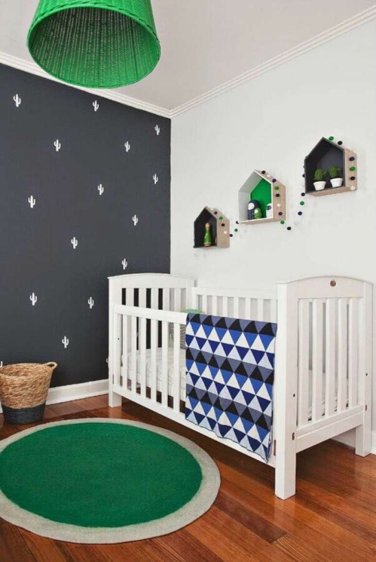 62. Quarto para bebê simples decorado com tapete redondo e parede cinza com adesivos de cactos – Foto: Pinterest
