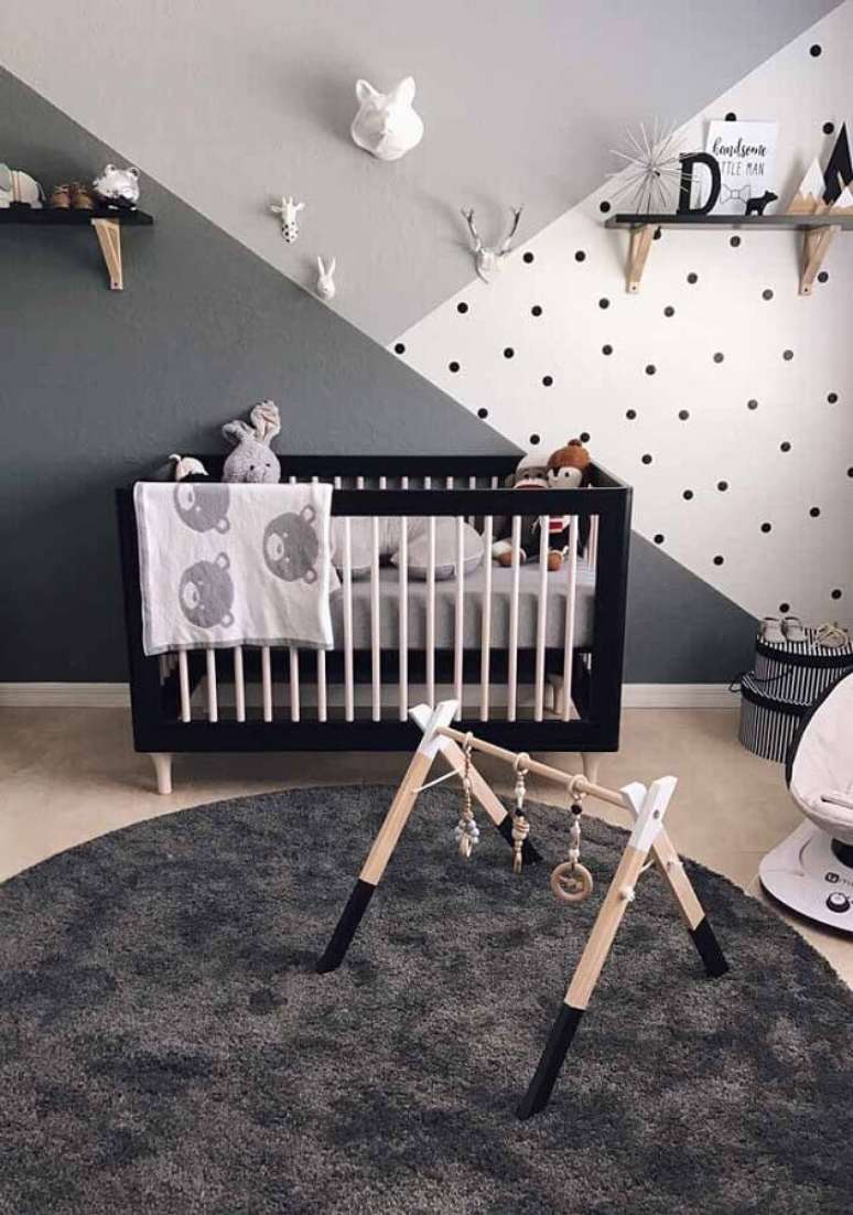 64. Tons de cinza para decoração de quarto para bebê com tapete redondo e berço preto – Foto: Pinterest