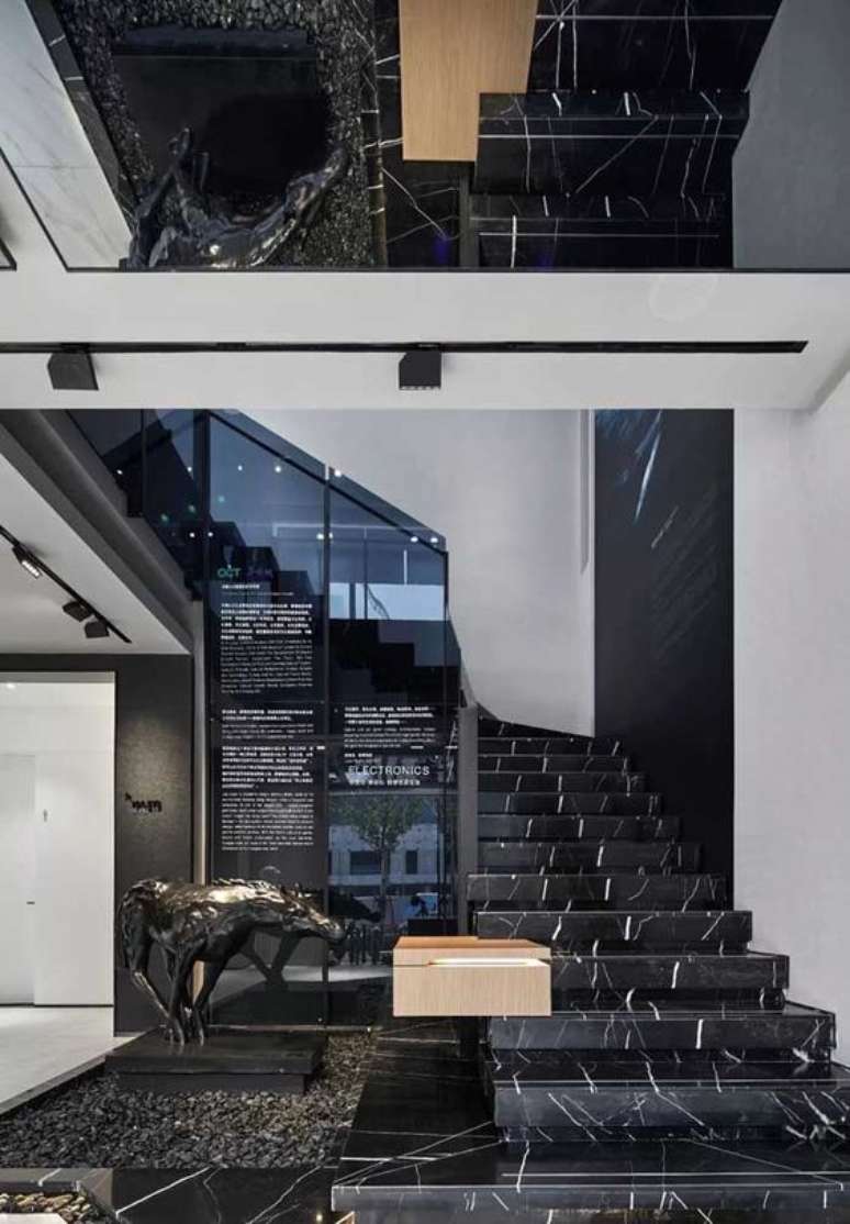 7. Escada de mármore preto luxuosa com parede na mesa cor e espelho no teto – Foto Pinterest