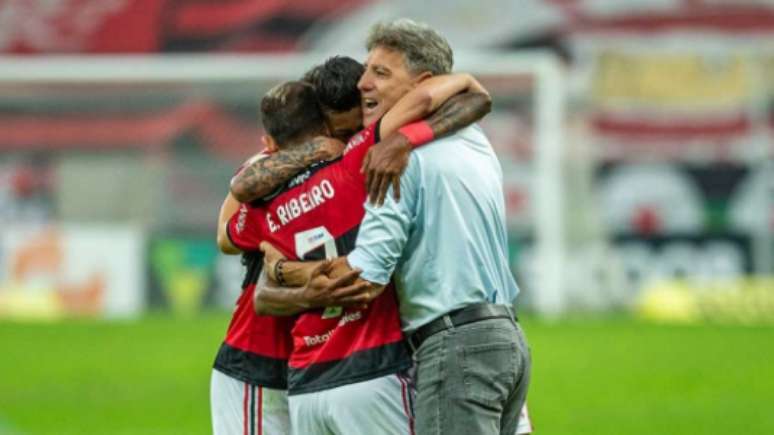 Simbiose garantida: jogadores abraçam Renato (Foto: Marcelo Cortes / Flamengo)