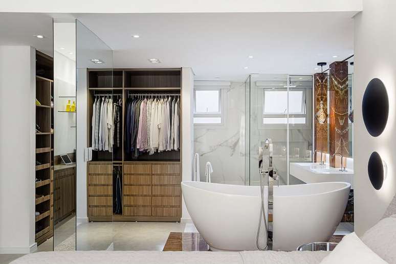 3. Al&eacute;m do banheiro, o closet tamb&eacute;m &eacute; totalmente integrado ao quarto. Foto: Dhani Borges