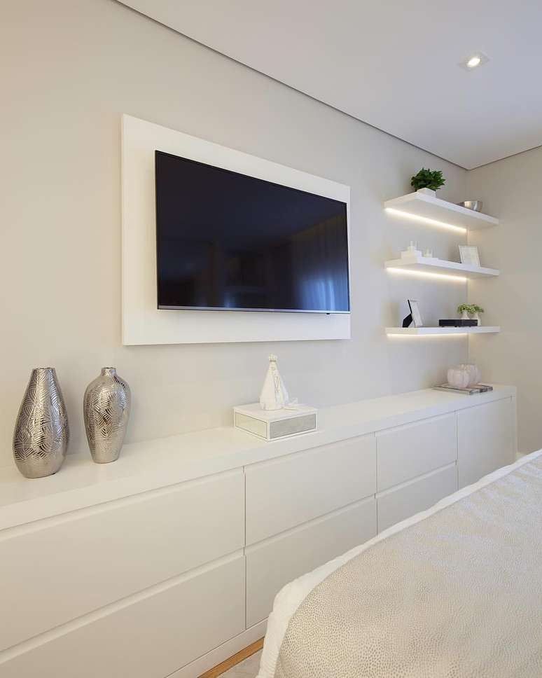 9. Painel e rack tv para quarto – Foto Pinterest