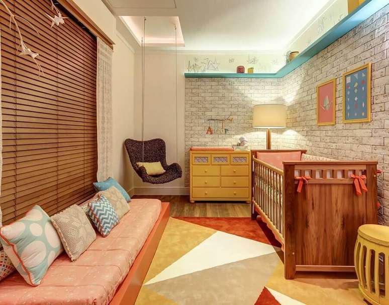 16. Decoração de quarto para bebê com balanço suspenso e tapete geométrico colorido – Foto: Pinterest