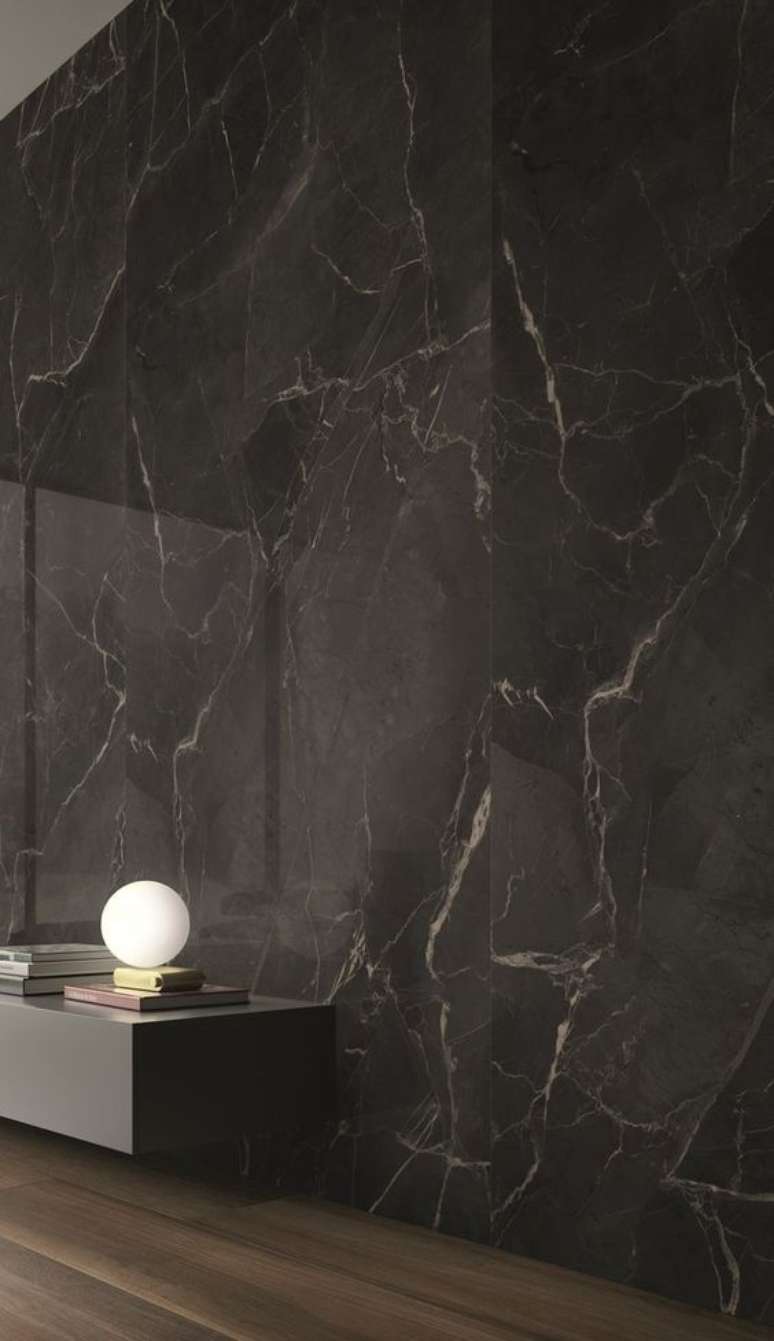 58. Parede de m&aacute;rmore preto e rack preto &ndash; Foto Archiproduts