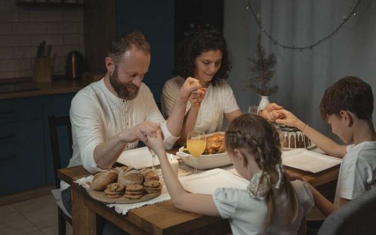 A oração em família fortalece o bom relacionamento em casa -